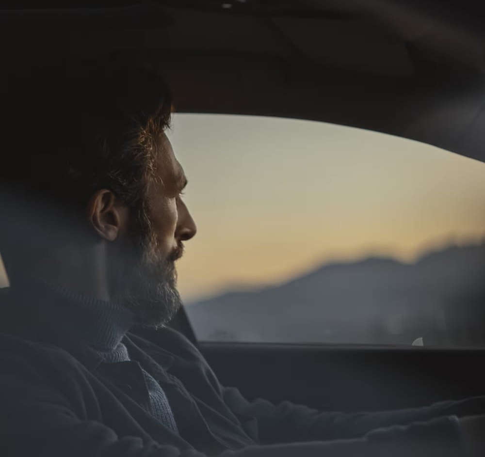 Чоловік дивіться у вікно, сидячи на місці водія