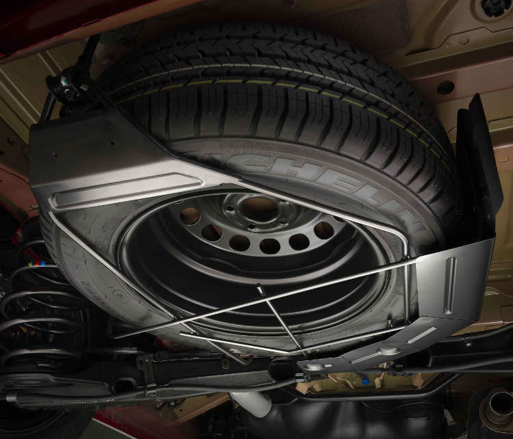 Запасне колесо під днищем автомобіля