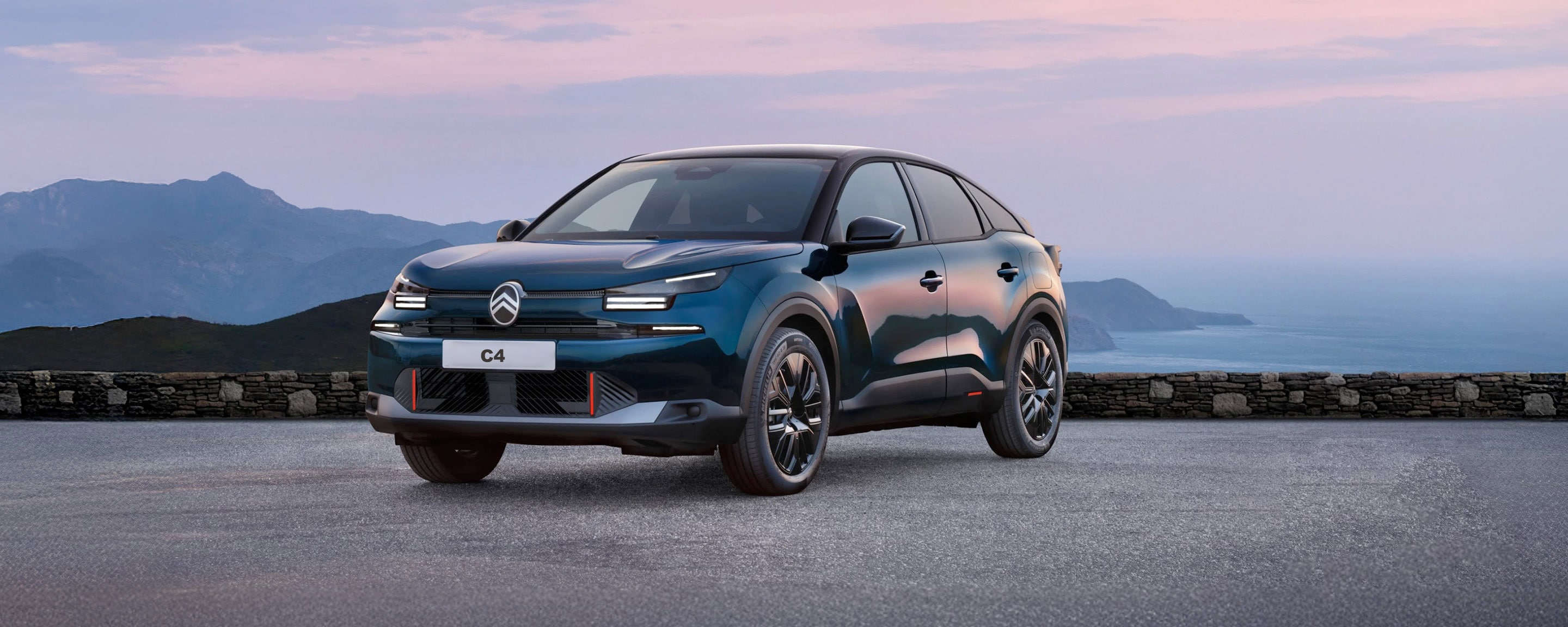 CITROËN C4 синього кольору, вигляд спереду з лівого боку на стоянці на фоні моря