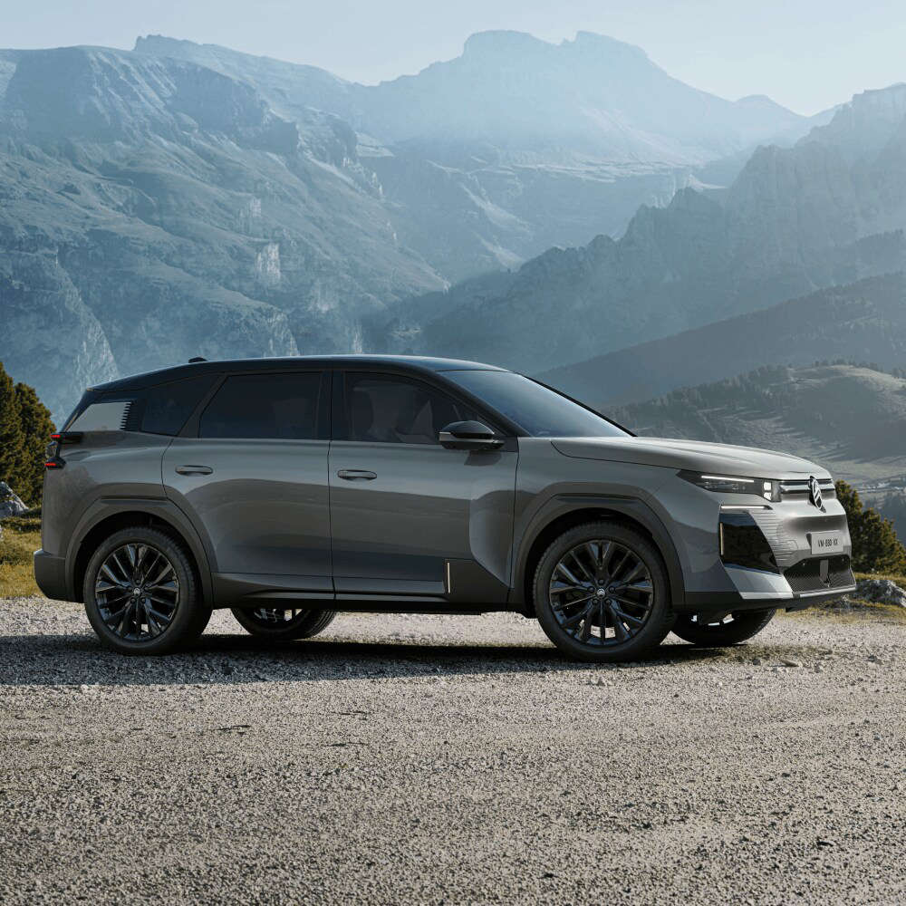 Сірий Citroën C5 Aicross на дорозі в горах, вигляд з правого боку